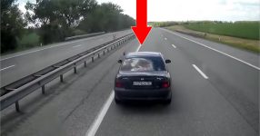 執拗に煽られる大型トラック。しかしそこに2台の大型トラックがやってきて...