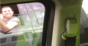 煽り運転の後、中指立てて抜いていったピックアップトラックの運命
