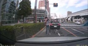 DQN自転車が調子に乗って車を煽り大転倒