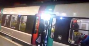 電車のドアを押さえて長話する女が外に突き出される
